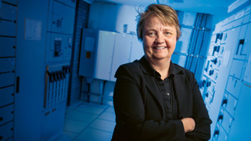 Elstödet för föreningar med gemensam el uteblev i vintras. Något många föreningar är missnöjda med, så även Brf Rektangeln 22. ”Att regeringen nu väljer att missgynna boende i bostadsrättsföreningar som har tagit ansvar för en mer hållbar elsituation är en dålig signal att skicka. Boende som omfattas av gemensam el har drabbats av höjda elkostnader precis som andra”, säger ordförande Ursula Berge. Foto: Magnus Glans