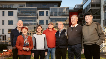 Nöjda boende i Brf Vänerparken som har bundet elpris i två år till. Från vänster Ingvar Hydrén, Nina Bjärnsund, Marianne Erwing, Stefan Bjelkholm, Ulf Olsson, Christer Börjesson, och Johnny Ekström. Foto: Sofia Sabel